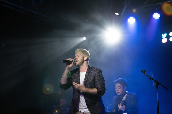 Photo Flash: Adam Kaplan, Ben Fankhauser, and More Sing Kelly Clarkson at Highline Ballroom Image