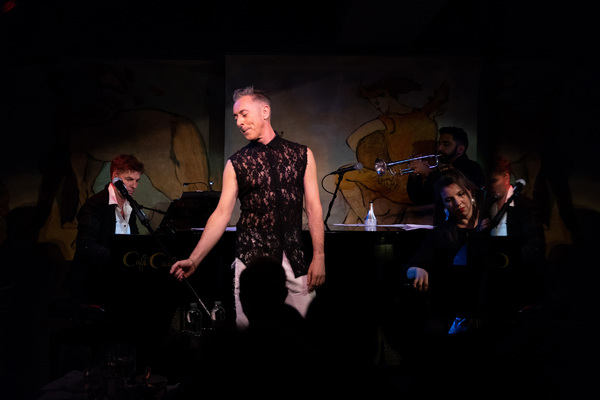 Photo Flash: Alan Cumming Returns to the Legendary Cafe Carlyle! Image