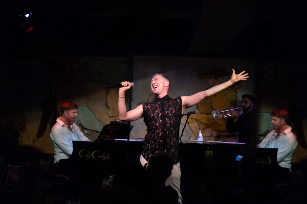 Photo Flash: Alan Cumming Returns to the Legendary Cafe Carlyle! Image