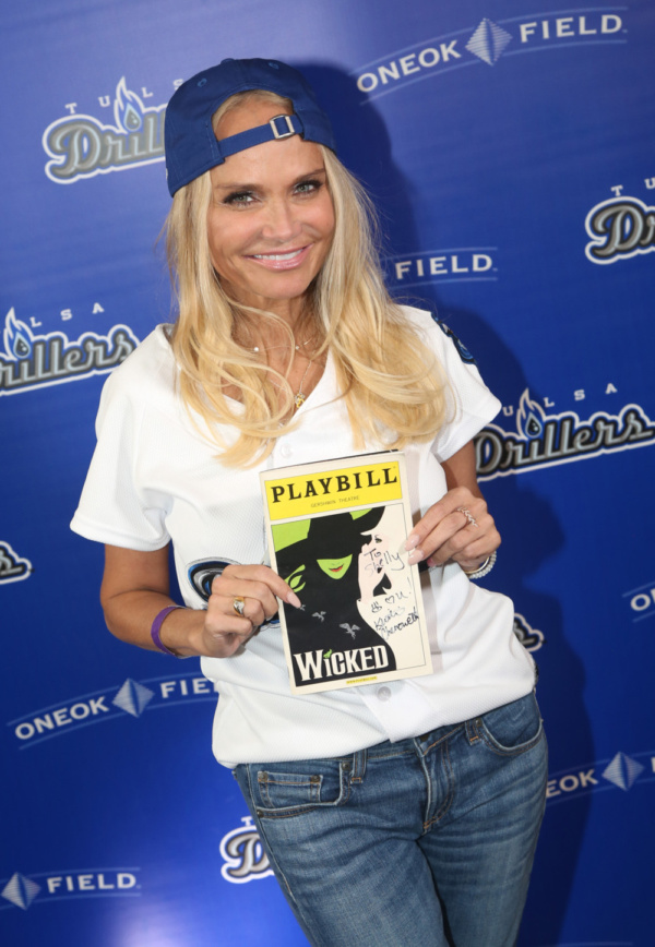 Kristin Chenoweth signs a Wicked Playbill for a fan. Photo