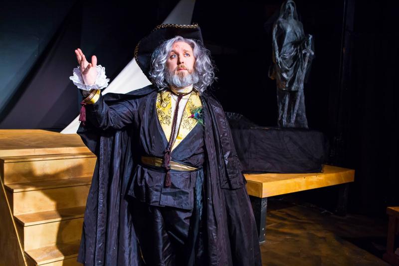 Review: Theatrics and Comedy are Alive in 'ROSENCRANTZ AND GUILDENSTERN ARE DEAD' at Theatre Downtown Image