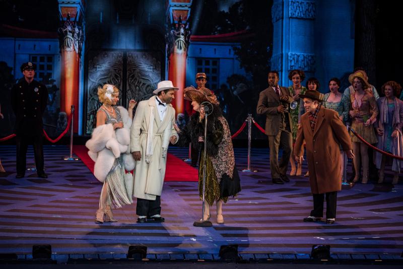 Review: SINGIN' IN THE RAIN is a Splashy Summer Hit Image