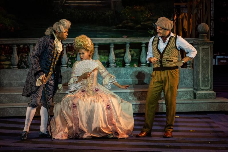 Review: SINGIN' IN THE RAIN is a Splashy Summer Hit Image
