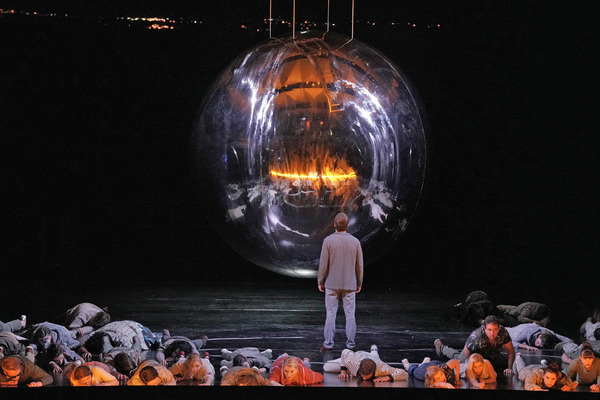 RYAN MCKINNY (ROBERT OPPENHEIMER) AND THE SANTA FE OPERA CHORUS
 Photo