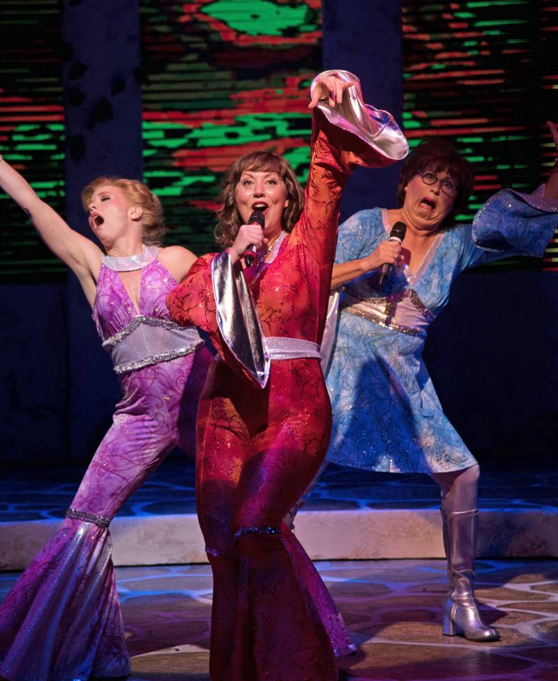 Review: MAMMA MIA at New Theatre Restaurant 