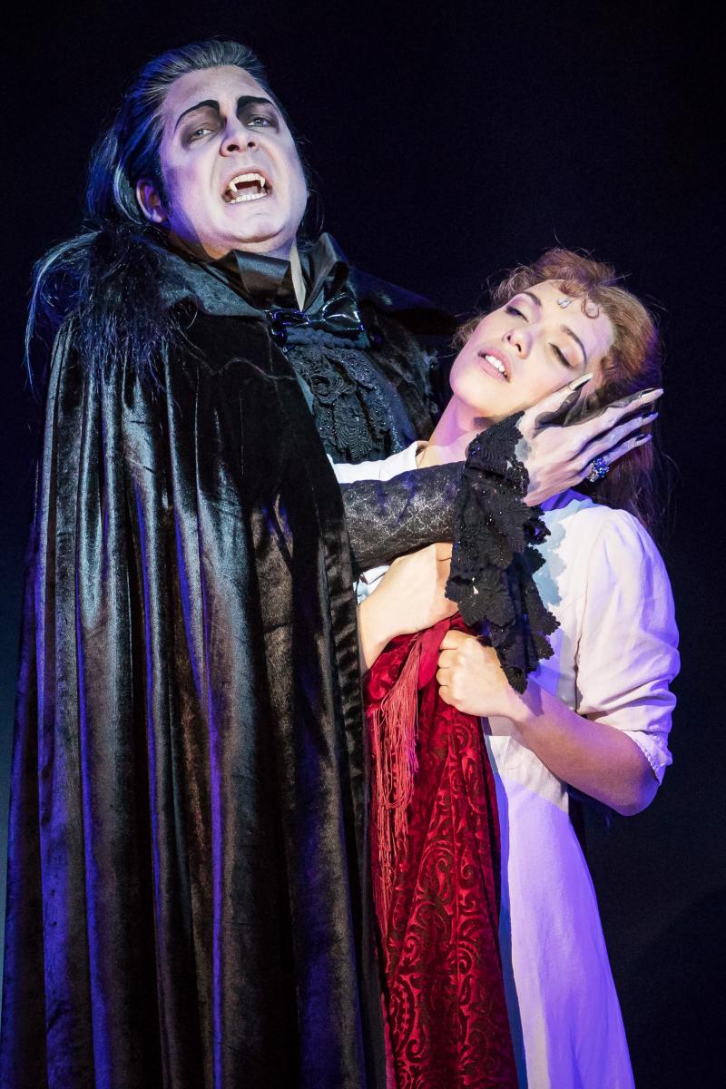 Review: DANCE OF THE VAMPIRES at Musical Dome, Cologne - The Vampires take a big, juicy bite out of Cologne 