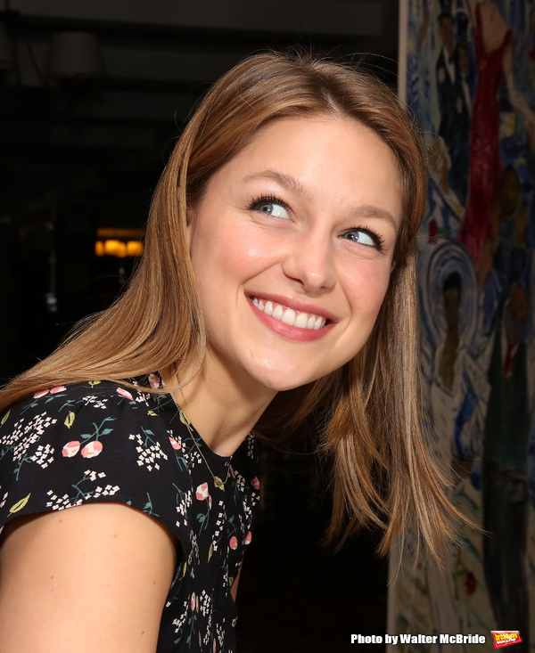 Photo Coverage: Supergirl Comes to Sardi's! Melissa Benoist Receives Her Portrait Image
