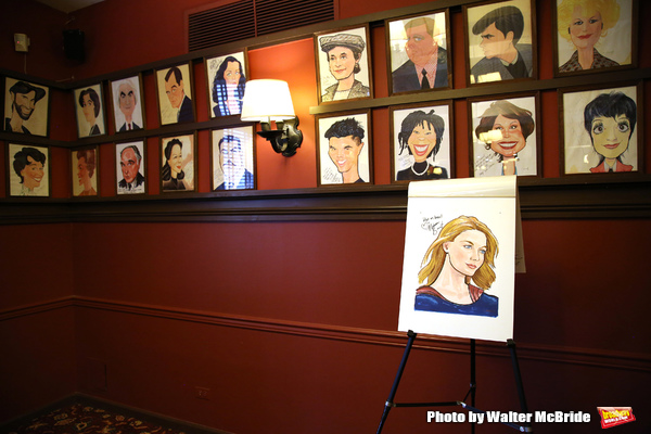 Photo Coverage: Supergirl Comes to Sardi's! Melissa Benoist Receives Her Portrait Image