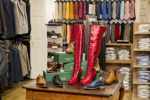 Photo Flash: The Famous KINKY BOOTS Themselves Strut Into Wolverhampton Ahead of October Opening Image
