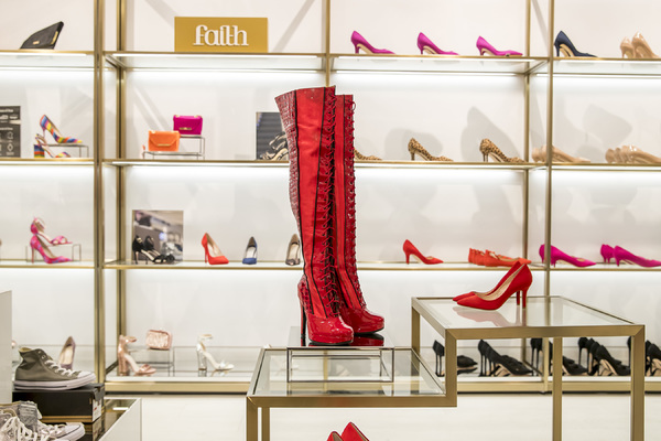 Photo Flash: The Famous KINKY BOOTS Themselves Strut Into Wolverhampton Ahead of October Opening Image
