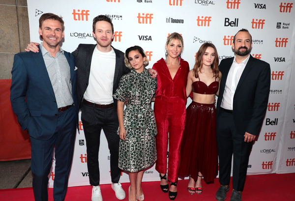 Tommy Dewey, Mark O'Brien, Molly Ephraim, Ari Graynor, Kaitlyn Dever and Steve Zissis Photo