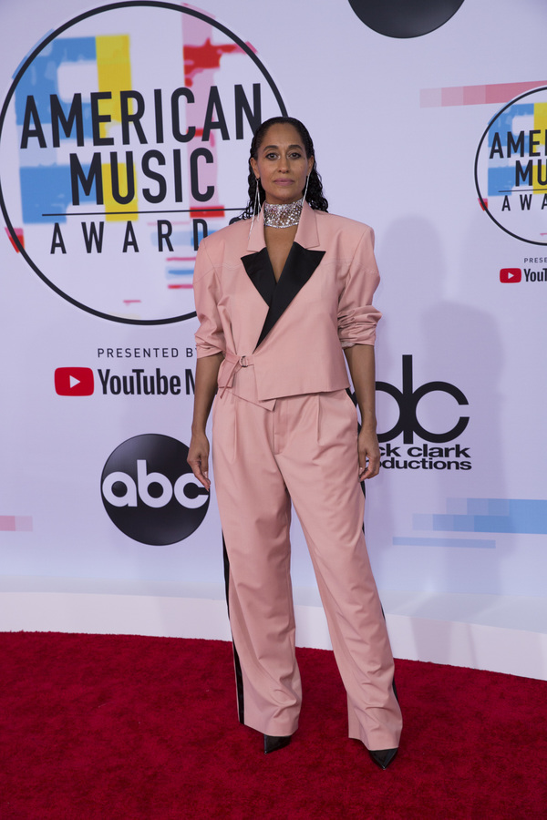 Photo Flash: The Stars Come Out for the AMERICAN MUSIC AWARDS Red Carpet 