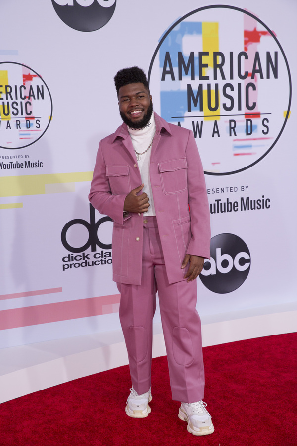 Photo Flash: The Stars Come Out for the AMERICAN MUSIC AWARDS Red Carpet Image