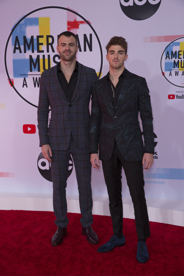 Photo Flash: The Stars Come Out for the AMERICAN MUSIC AWARDS Red Carpet Image