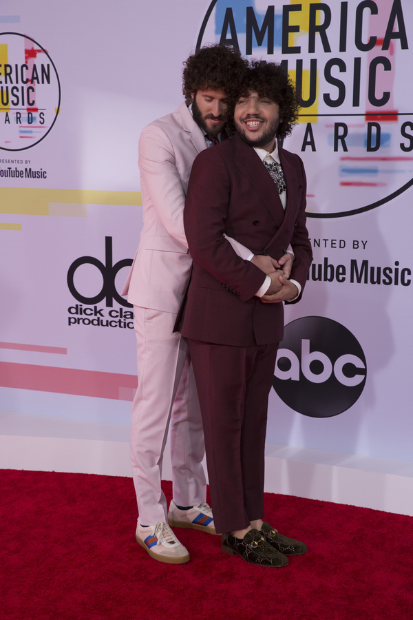Photo Flash: The Stars Come Out for the AMERICAN MUSIC AWARDS Red Carpet Image
