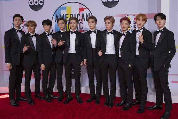 Photo Flash: The Stars Come Out for the AMERICAN MUSIC AWARDS Red Carpet Image