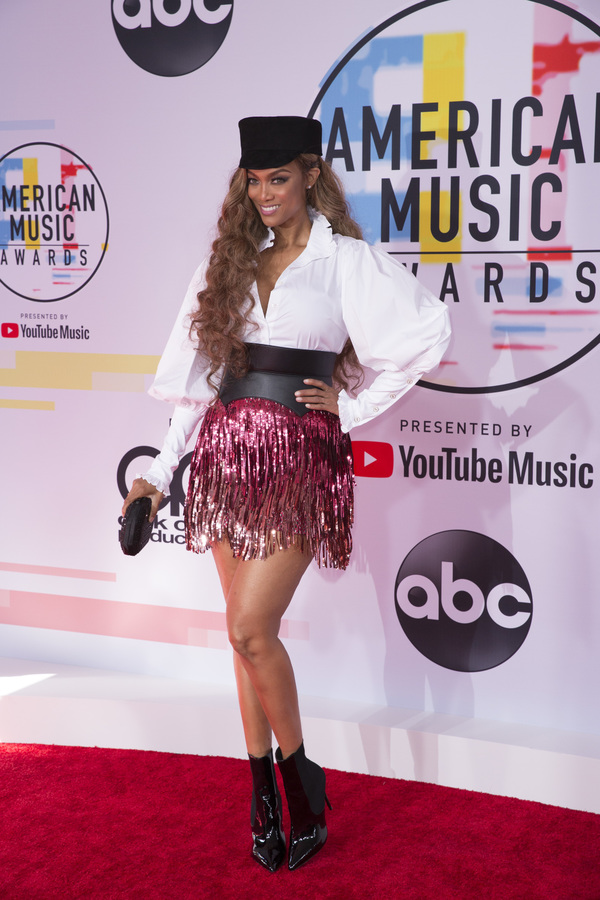 Photo Flash: The Stars Come Out for the AMERICAN MUSIC AWARDS Red Carpet Image