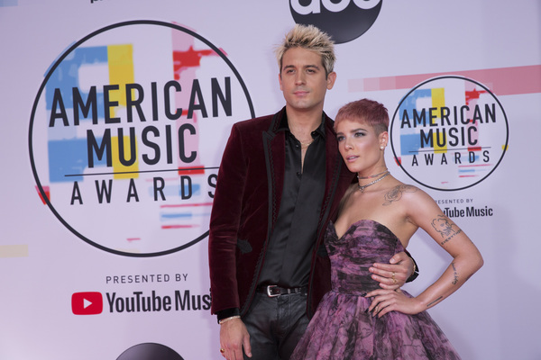 Photo Flash: The Stars Come Out for the AMERICAN MUSIC AWARDS Red Carpet  Image