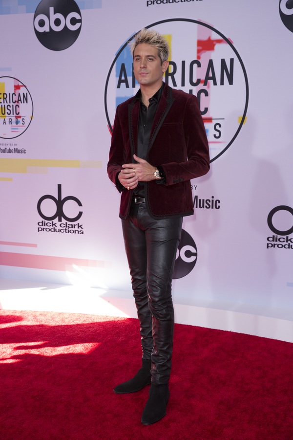 Photo Flash: The Stars Come Out for the AMERICAN MUSIC AWARDS Red Carpet Image