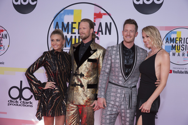 Photo Flash: The Stars Come Out for the AMERICAN MUSIC AWARDS Red Carpet 