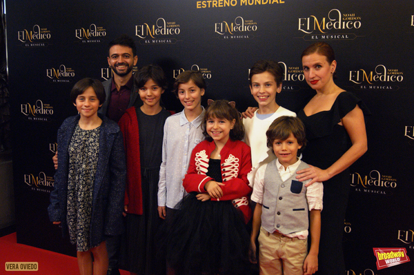 Jesus Torres y Merce Grane junto a los jovenes actores de EL MEDICO Photo
