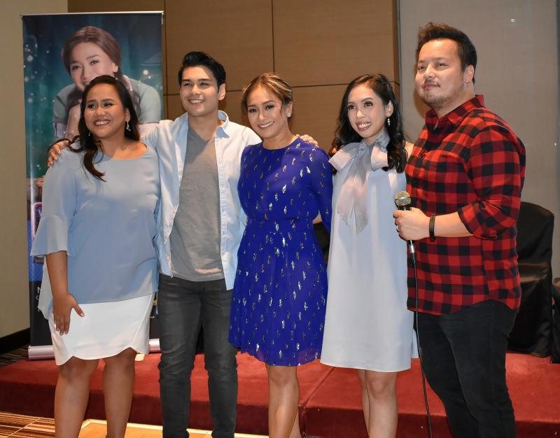 Photo Coverage: The International Premiere Cast of WAITRESS Meets The Press Image