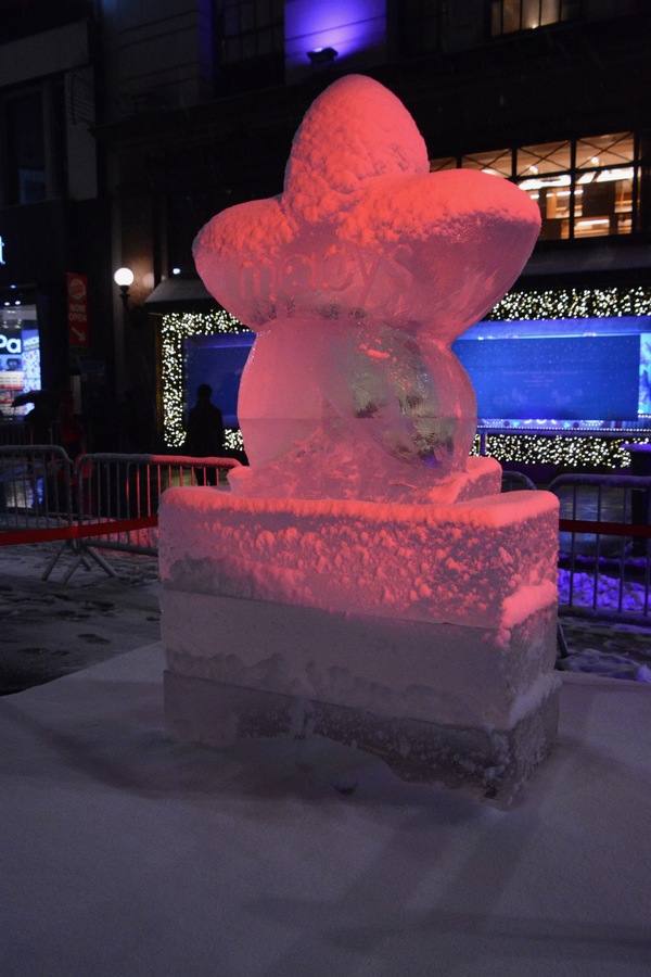 Photo Coverage: Macy's Herald Square Unveils Christmas Windows Image