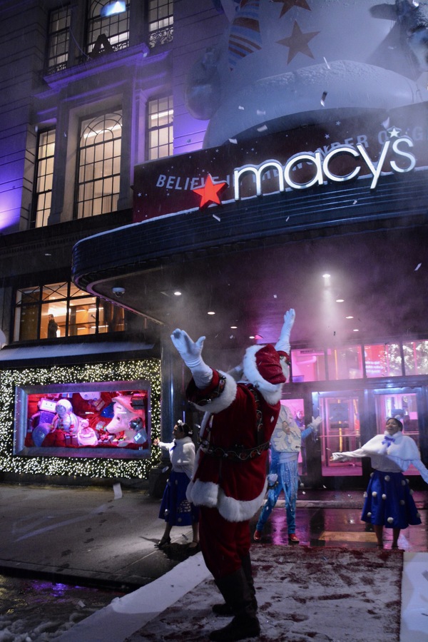 Photo Coverage: Macy's Herald Square Unveils Christmas Windows Image