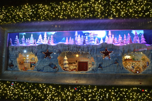 Photo Coverage: Macy's Herald Square Unveils Christmas Windows Image