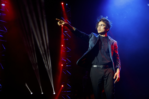 Photo Flash: THE ILLUSIONISTS Bring Holiday Magic to Broadway Image