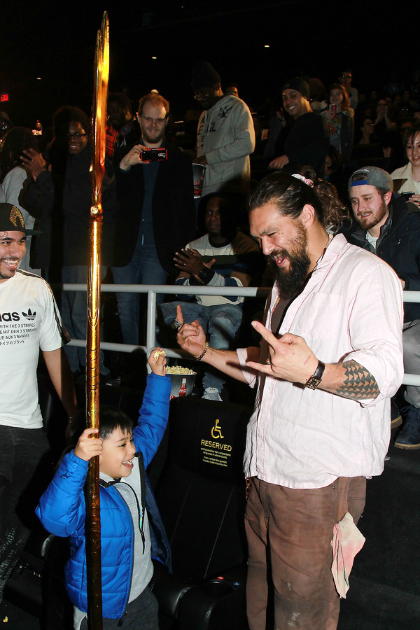 Photo Flash: Jason Momoa Surprises Fans in Times Square Before AQUAMAN Screening Image