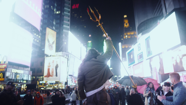 Photo Flash: Jason Momoa Surprises Fans in Times Square Before AQUAMAN Screening Image