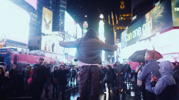 Photo Flash: Jason Momoa Surprises Fans in Times Square Before AQUAMAN Screening Image