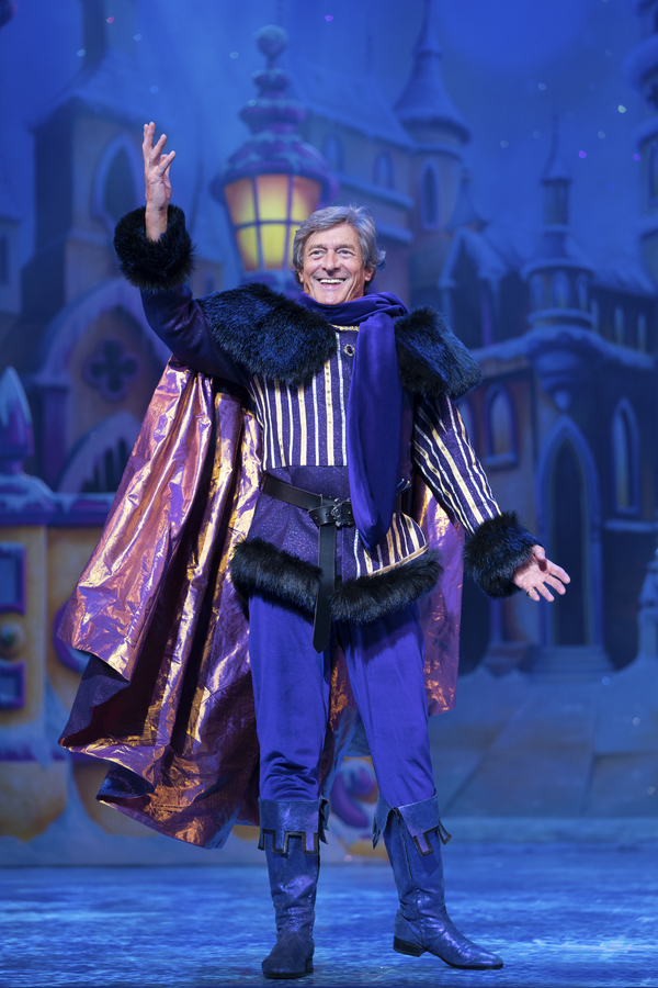 Photo Flash: First Look at SNOW WHITE at the London Palladium Image