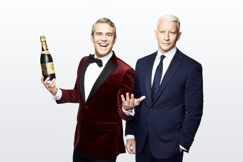 Wake Up With BWW 12/28: PARADE Reading, Kennedy Center Honors, and More! Image