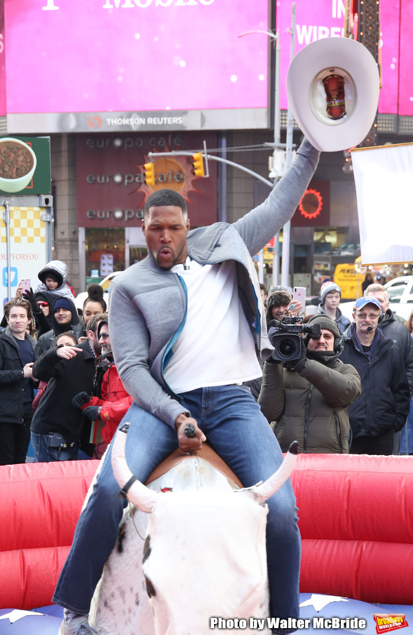 Photo Coverage: GMA DAY Host Michael Strahan Braves Mechanical Bull Ride In Times Square! Image