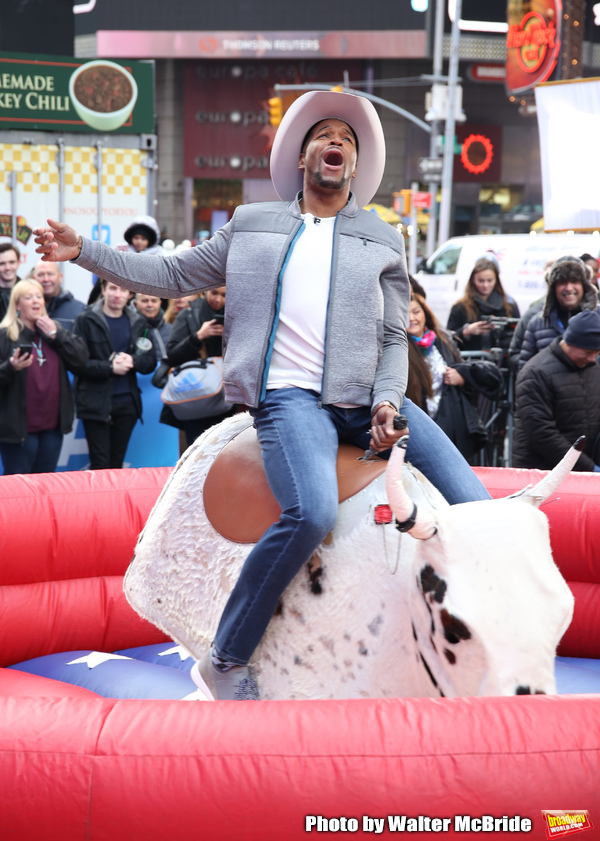 Photo Coverage: GMA DAY Host Michael Strahan Braves Mechanical Bull Ride In Times Square! Image