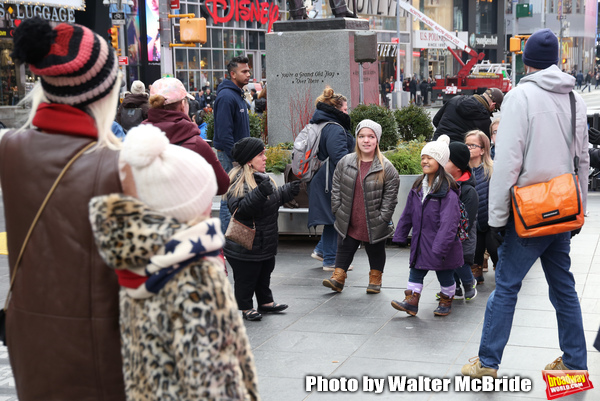 Photo Coverage: The Cast Of 7 LITTLE JOHNSTONS Film Their Visit To Times Square Image