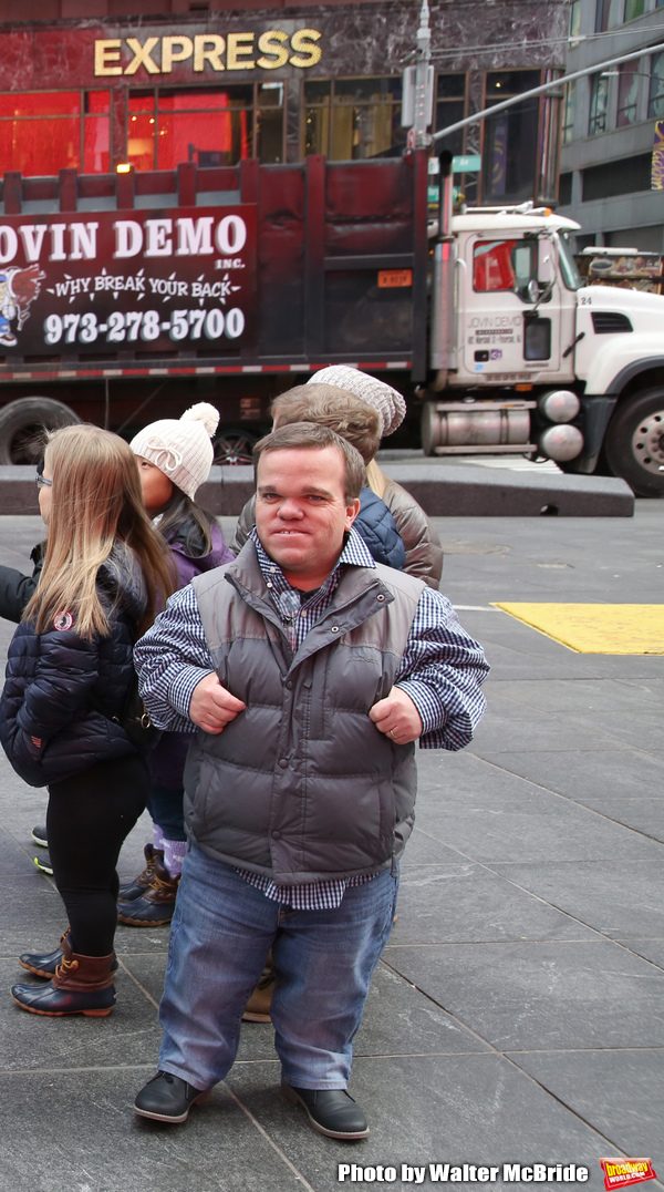 Photo Coverage: The Cast Of 7 LITTLE JOHNSTONS Film Their Visit To Times Square Image