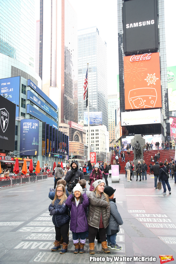Photo Coverage: The Cast Of 7 LITTLE JOHNSTONS Film Their Visit To Times Square Image