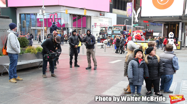 Photo Coverage: The Cast Of 7 LITTLE JOHNSTONS Film Their Visit To Times Square Image