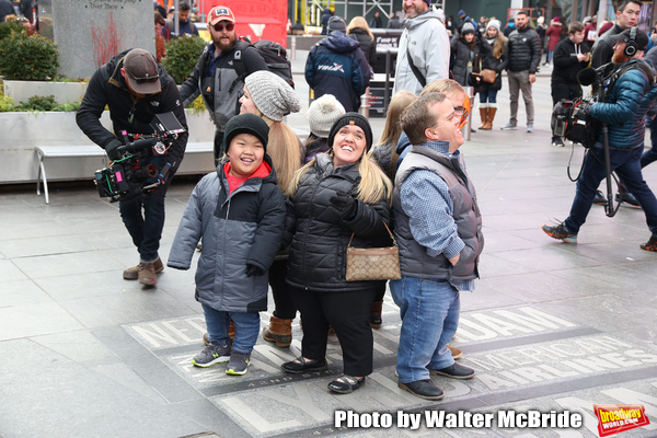 Photo Coverage: The Cast Of 7 LITTLE JOHNSTONS Film Their Visit To Times Square Image