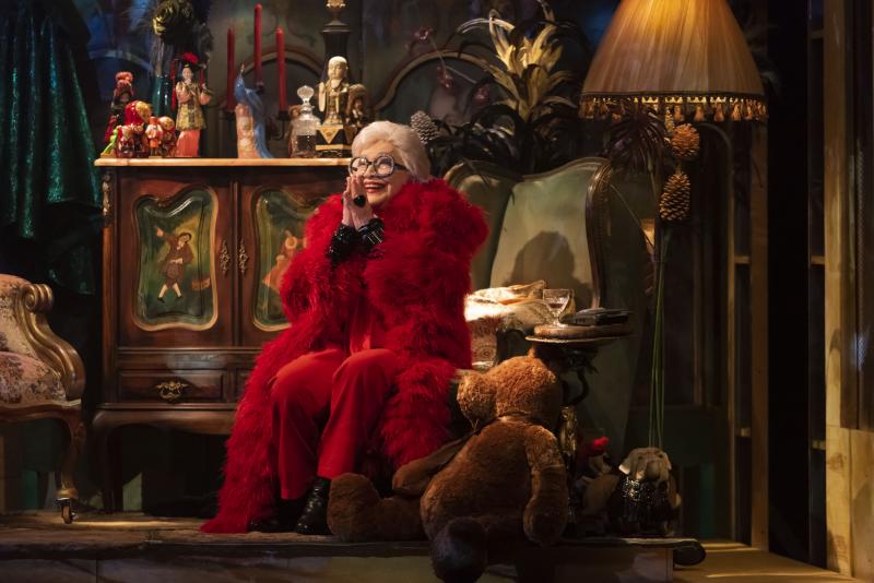 Review: Celebrating Her 90 Years, Nathalia Timberg Gives Life to Iris Apfel, World Fashion Icon, in ATRAVES DA IRIS (Through the Iris) 