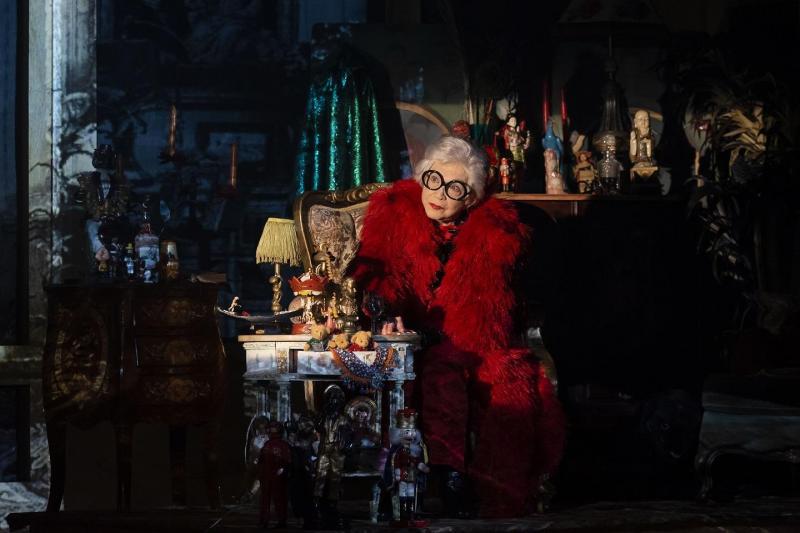 Review: Celebrating Her 90 Years, Nathalia Timberg Gives Life to Iris Apfel, World Fashion Icon, in ATRAVES DA IRIS (Through the Iris) 