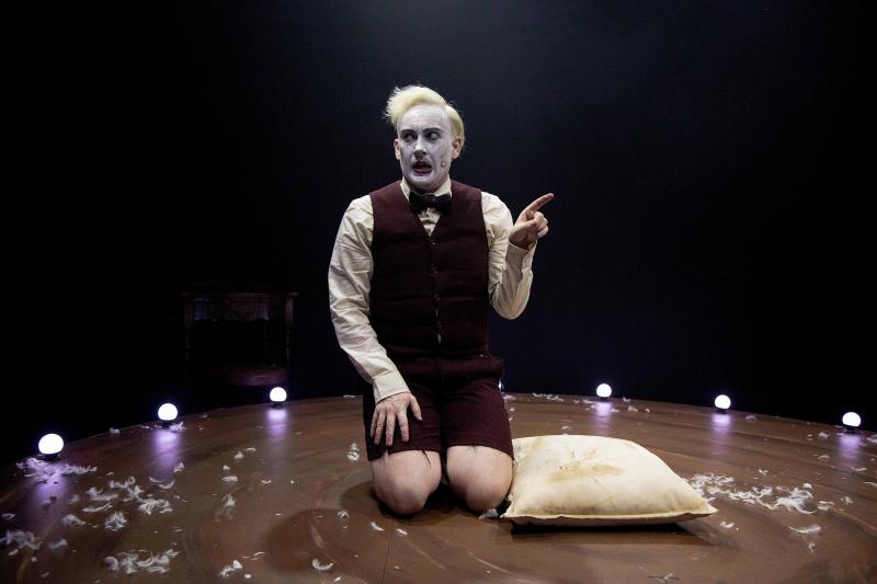 Review: Dark And Twisty, HERRINGBONE: A VAUDEVILLIAN GHOST STORY Is An Artfully Expressed One Man Show  Image