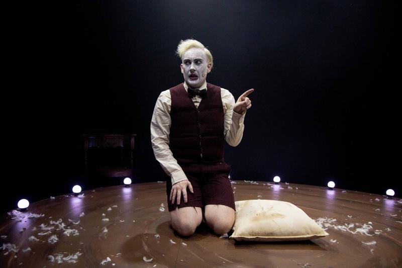 Review: Dark And Twisty, HERRINGBONE: A VAUDEVILLIAN GHOST STORY Is An Artfully Expressed One Man Show Image