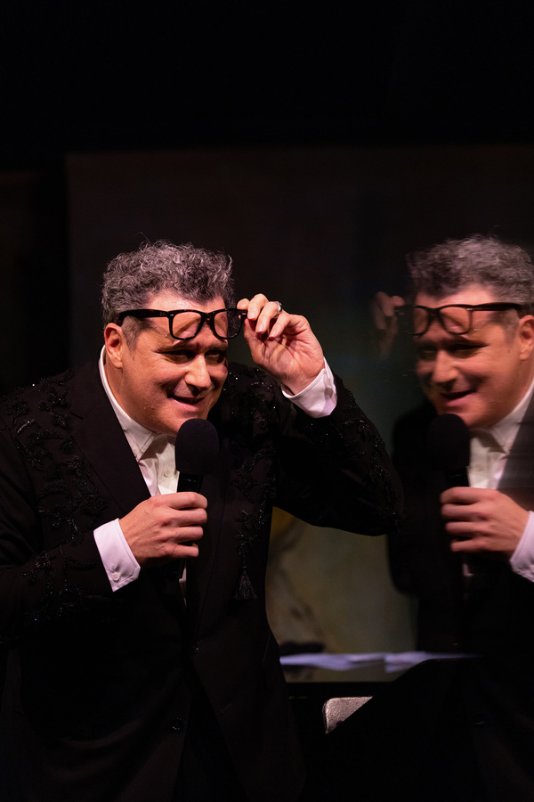 Photo Flash: Isaac Mizrahi Performs at Cafe Carlyle 