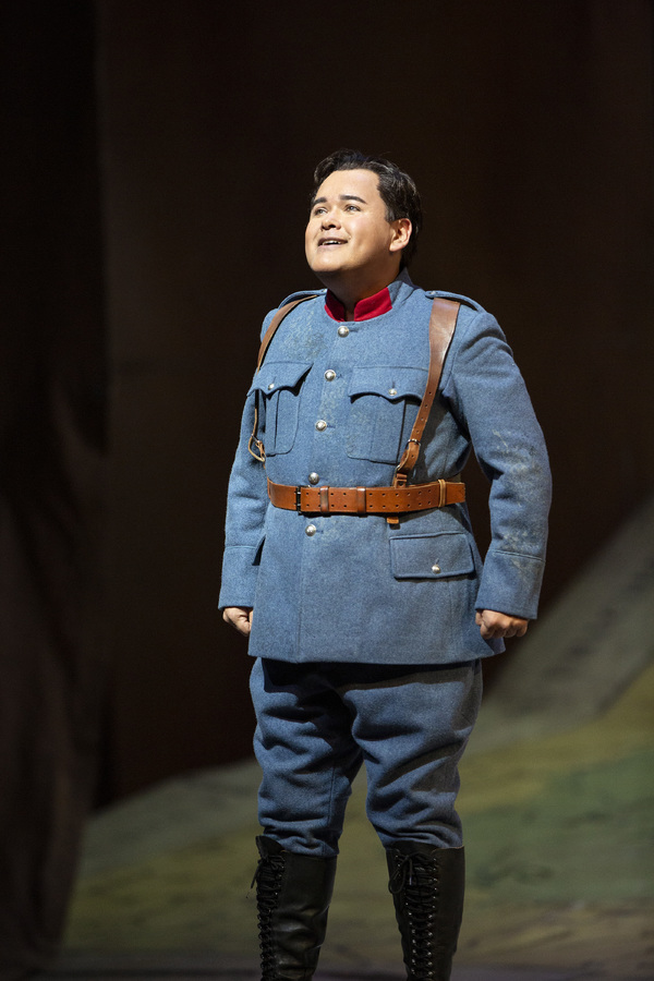 Photo Flash: Kathleen Turner Makes Her Operatic Debut in LA FILLE DU REGIMENT Image