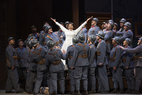 Photo Flash: Kathleen Turner Makes Her Operatic Debut in LA FILLE DU REGIMENT 