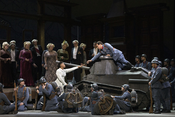 Photo Flash: Kathleen Turner Makes Her Operatic Debut in LA FILLE DU REGIMENT Image